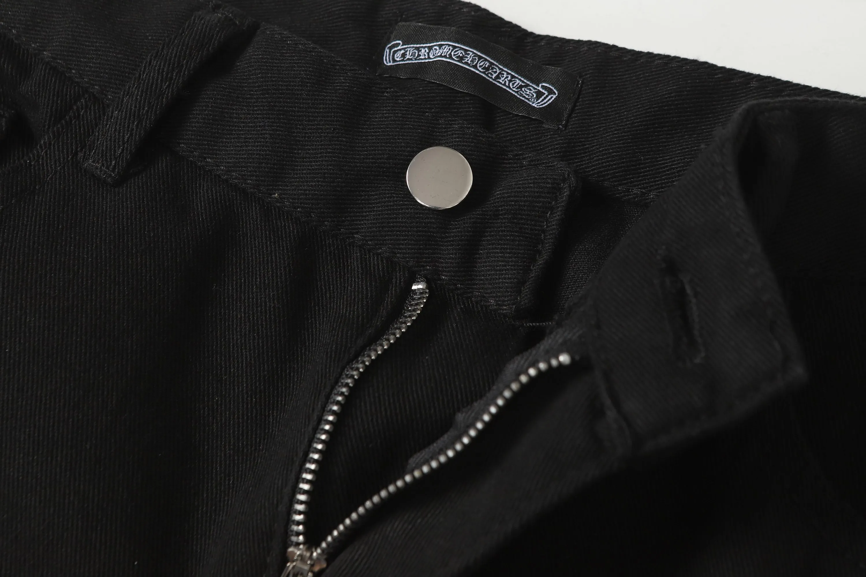 P256 Actual photo [High quality] Code: LH008 Color: Picture color Size: S to XXXL -Chrome Hearts/Chrome Hearts Classic colored leather cross washed color cloth unisex denim trousers -Vibe style straight stacked god-level version -Carbon fine bias denim color cloth -A complete set of vintage vintage hardware - Chrome Hearts high version uses high ounce custom fabrics, enzyme washing and soft color fixation, soft and thick to wear The details are all produced by pure hand polishing and craftsmanship. All-over jacquard fabrics have unique design styles. Multiple processes create a full retro feel. Niche unique non-colliding shirts. Customized old spray-painted buttons. Every detail is crafted with craftsmanship. Size Pants length Waist Hips Unit cm S 98 68 100 M 99 72 104 L 100 76 108 XL 101 80 112 XXL 102 84 116 XXXL 103 88 120